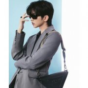 prada saffiano皮革三角包 普拉达男士新款挎包2VH155