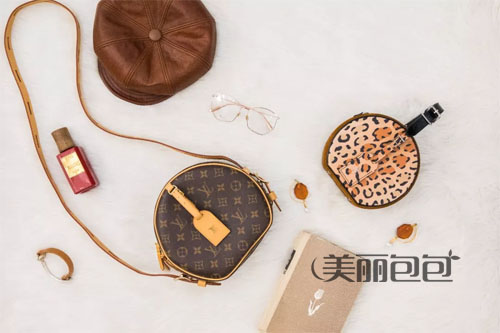 lv gucci 香奈儿热门经典包 重量分别是多少？